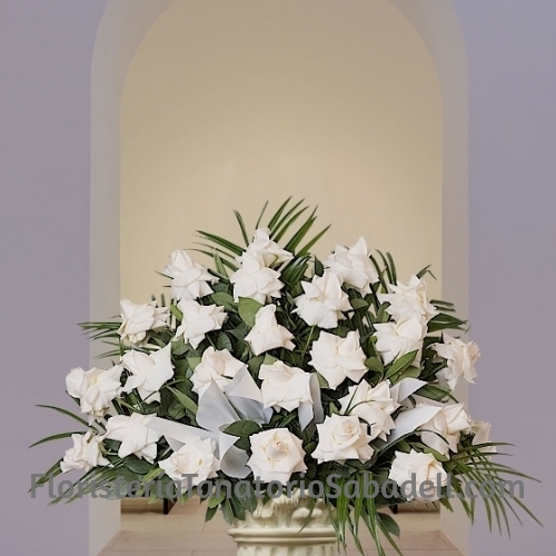 Centro de flores bajo de Rosas blancas para funeral