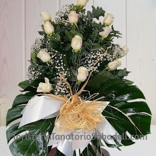 Ramo para funeral elaborado con 12 rosas blancas